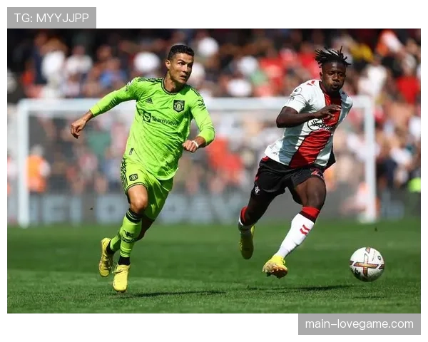 英超推动“绿色运营”计划,要求各俱乐部在2027年前完成球场太阳能板铺设评估 英超推动“绿色运营”计划,要求各俱乐部在2027年前完成球场太阳能板铺设评估