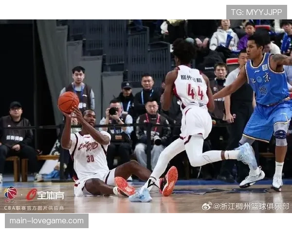 【2026年4月CBA联赛·赛后·通讯更衣室故事：浙江队赛后反复观看最后一次进攻的边线球布置